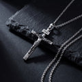 INRI Çarmıh Kolye – yakın çekim