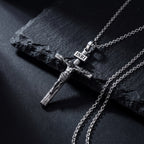 INRI Çarmıh Kolye – yakın çekim