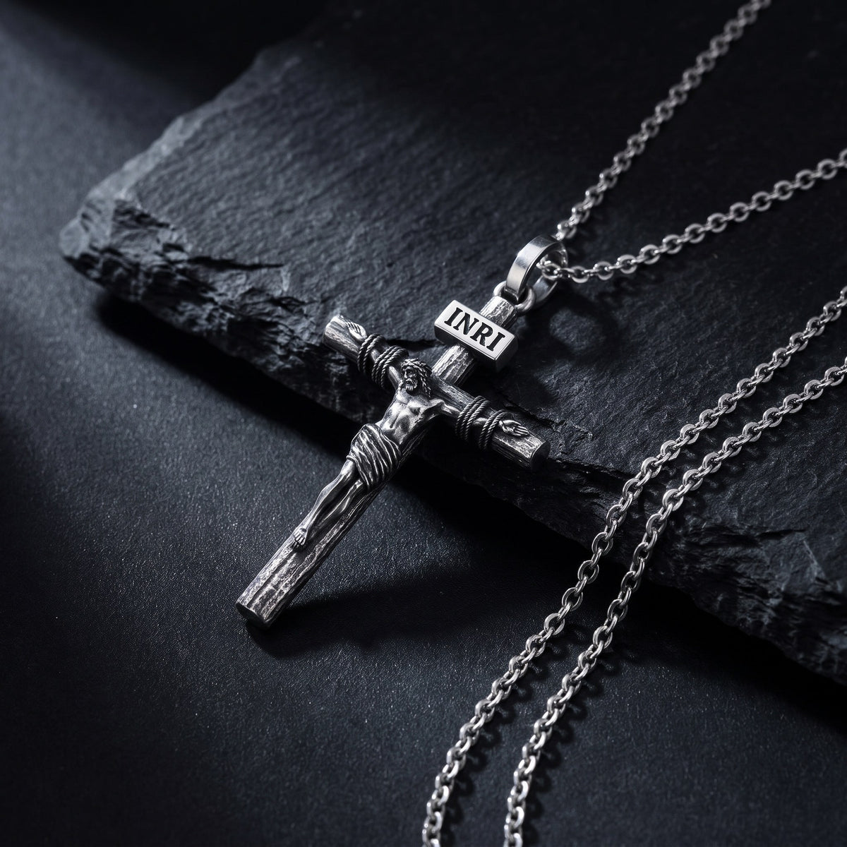 INRI Çarmıh Kolye – yakın çekim