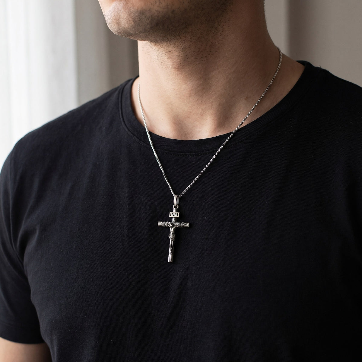 INRI Çarmıh Kolye – üzerinde