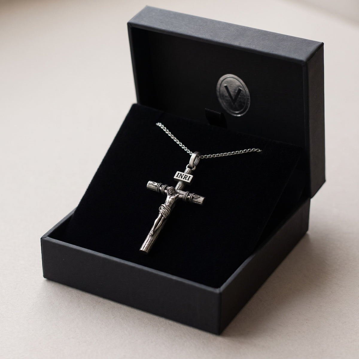 INRI Çarmıh Kolye – Varenta hediye kutusunda