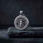Medusa Madalyon Kolye – yakın çekim