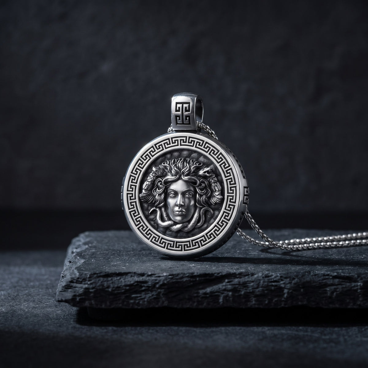 Medusa Madalyon Kolye – yakın çekim