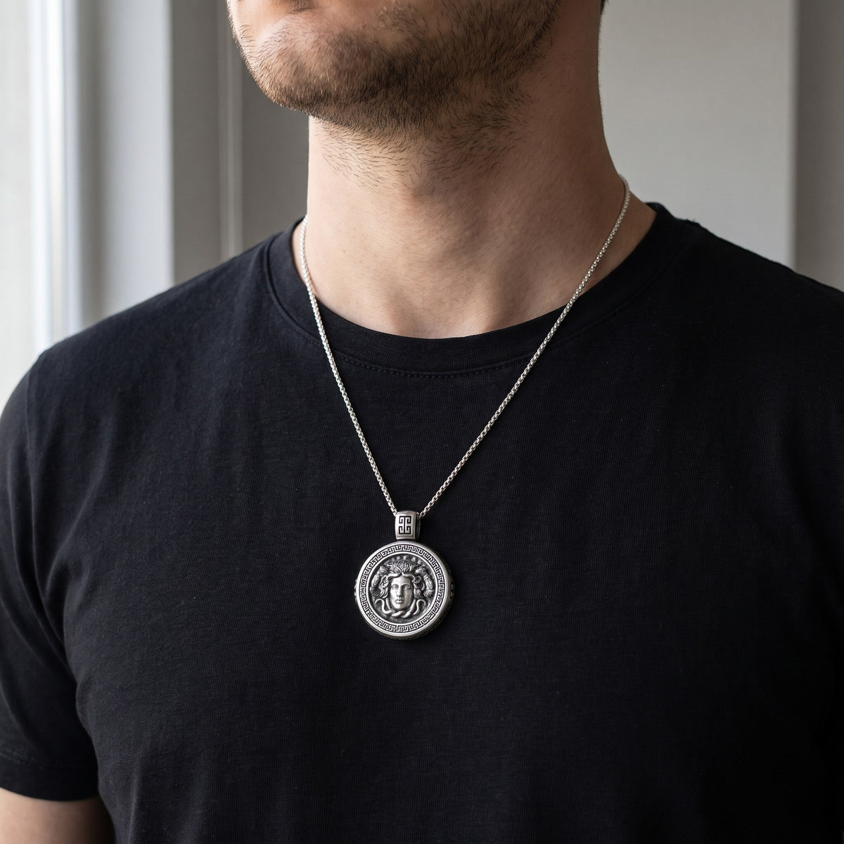 Medusa Madalyon Kolye – üzerinde