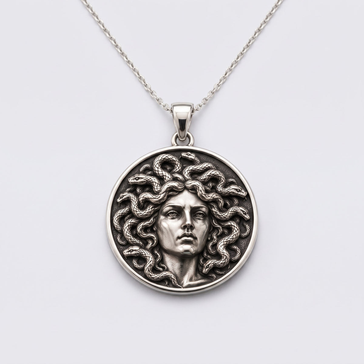 Medusa Madalyon Kolye Ucu – ürün fotoğrafı