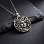 Medusa Madalyon Kolye Ucu – yakın çekim