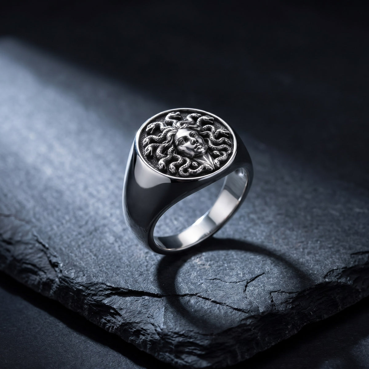 Medusa Mühür Yüzük – yakın çekim