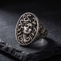 Medusa Oval Mühür Yüzük – yakın çekim