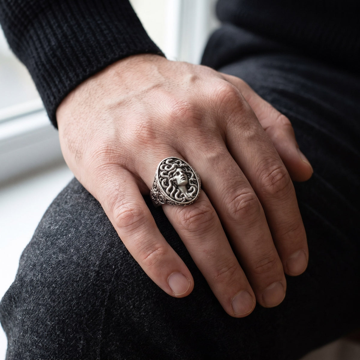 Medusa Oval Mühür Yüzük – üzerinde