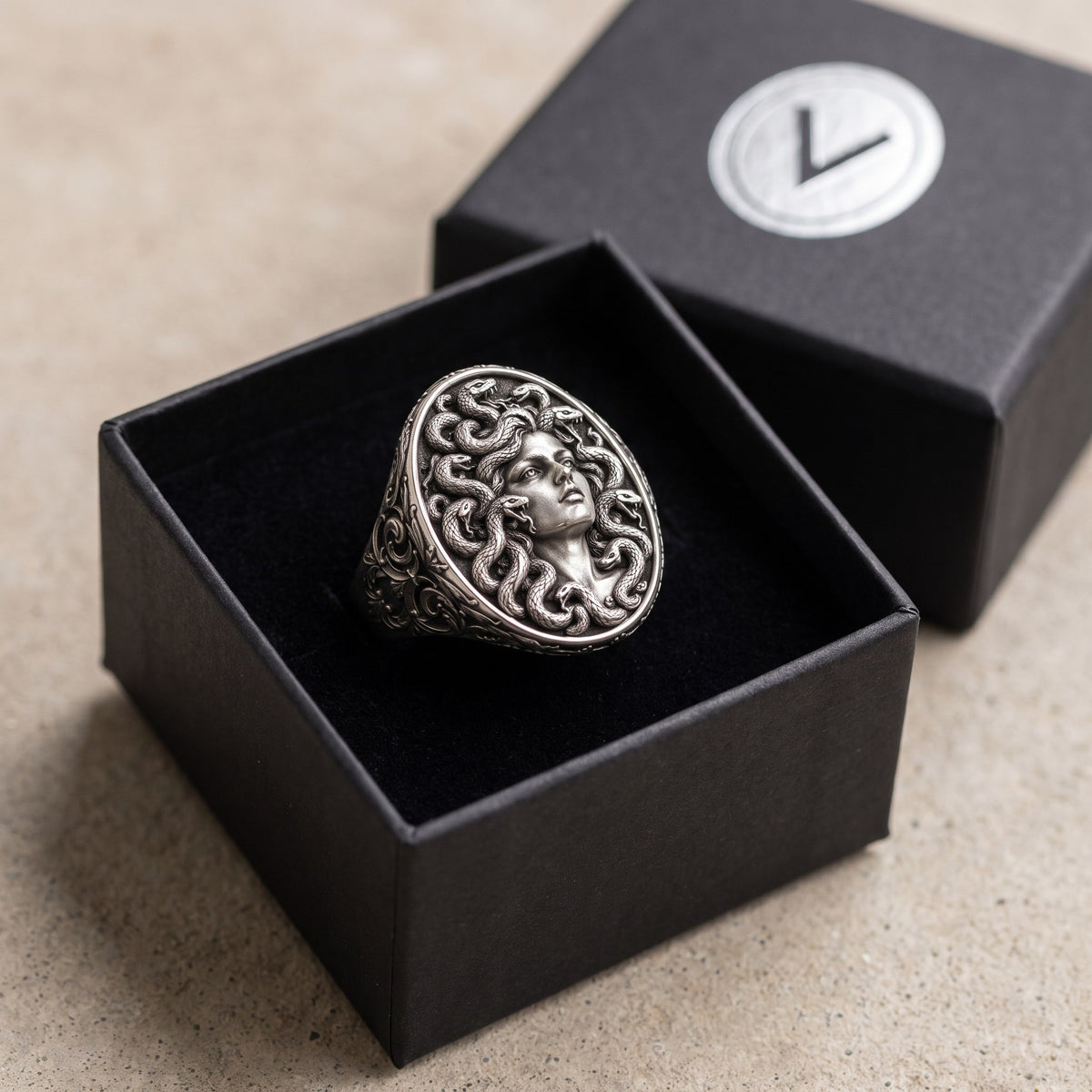 Medusa Oval Mühür Yüzük – Varenta hediye kutusunda