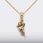Melek Charm Kolye – ürün fotoğrafı