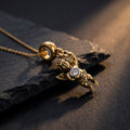 Melek Charm Kolye – yakın çekim