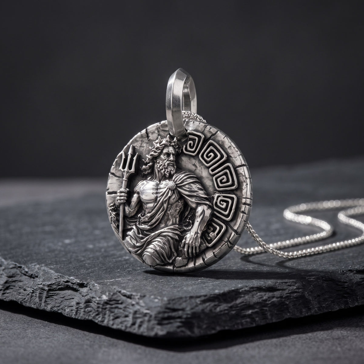 Poseidon Madalyon Kolye – yakın çekim