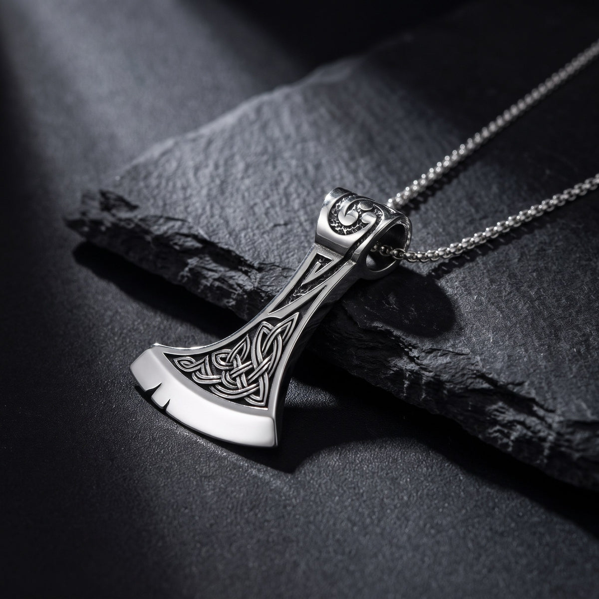 Viking Baltası Kolye – yakın çekim