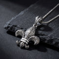 Zambak (Fleur-de-Lis) Kolye – yakın çekim