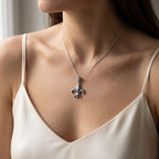 Zambak (Fleur-de-Lis) Kolye – üzerinde